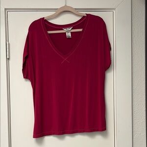 Relaxed V-Neck Short Sleeve Tee in Berry Red